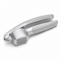Presse-ail compact en alliage argent mat avec poignée souple 16 cm